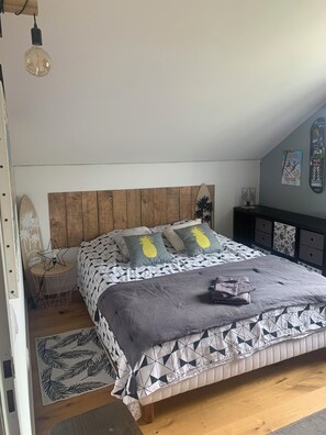 4 bedrooms, desk, iron/ironing board, free WiFi