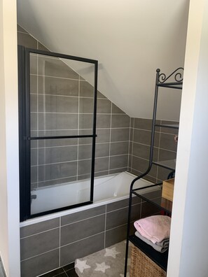 Badekar, hårføner, såpe og toalettpapir