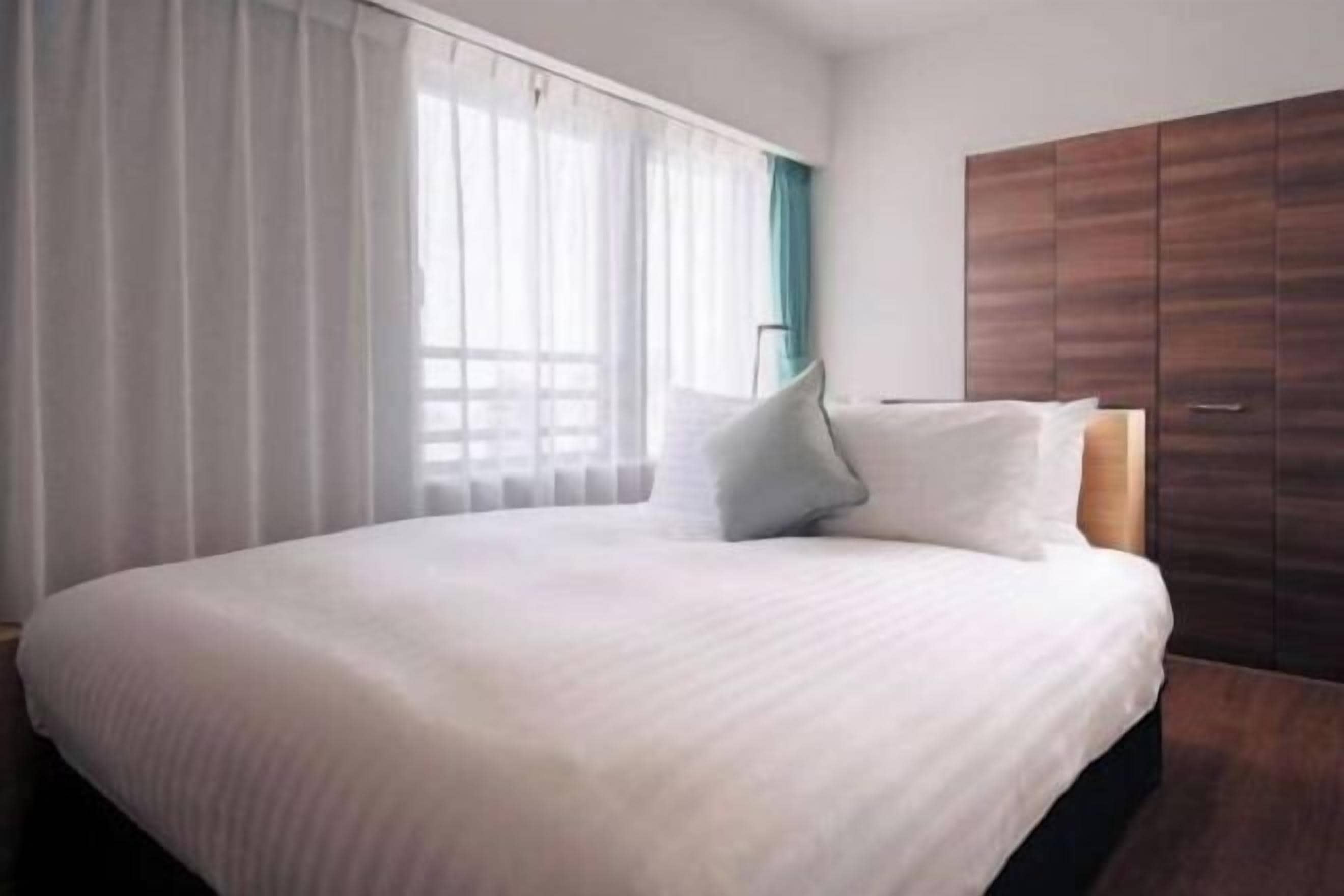 Caja de seguridad en la habitación y tabla de planchar con plancha 