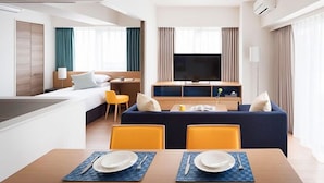 Apartamento superior | Cofres nos quartos, ferros/tábuas de passar roupa, Wi-Fi de cortesia