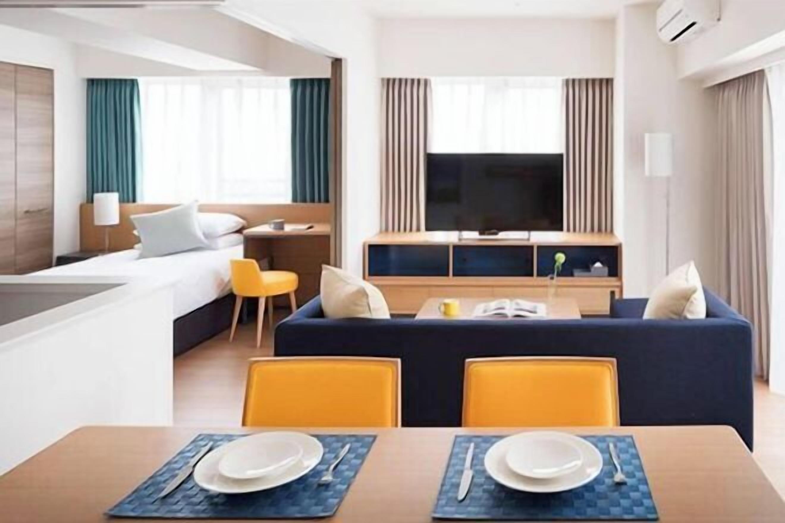 Caja de seguridad en la habitación y tabla de planchar con plancha 