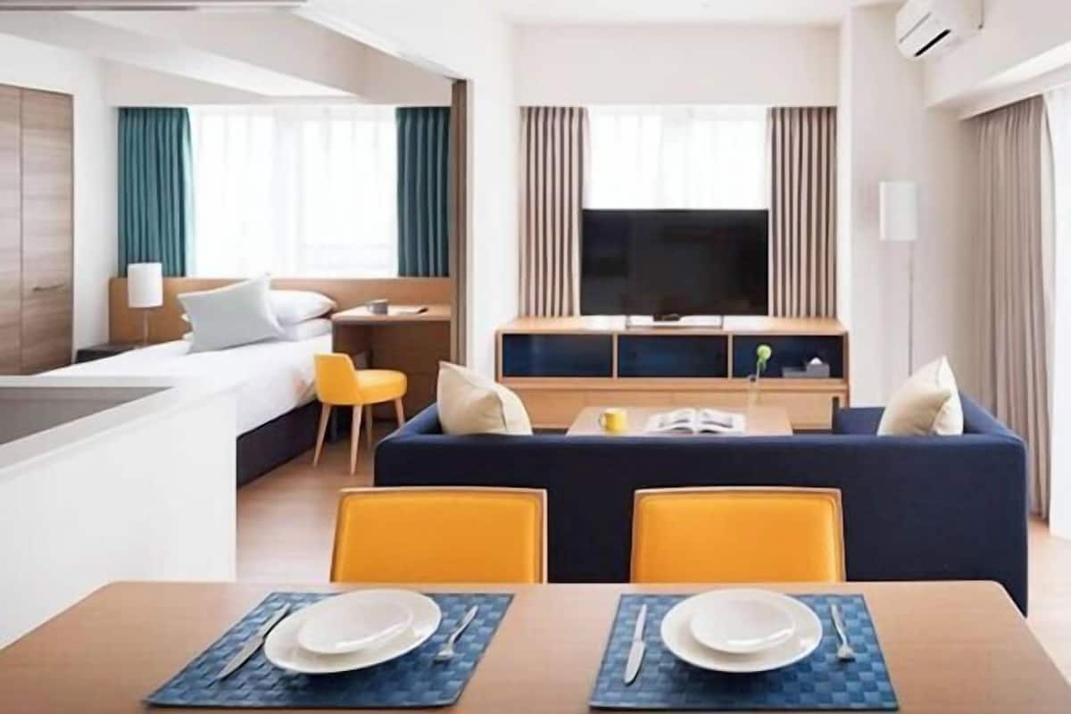 Caja de seguridad en la habitación y tabla de planchar con plancha