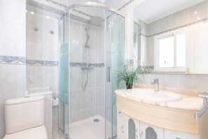 Douche, sèche-cheveux, serviettes fournies, shampoing