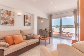 Una televisión, una chimenea