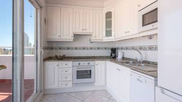 Een koelkast, een microgolfoven, een oven, een kookplaat