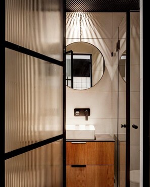 Serviettes fournies, papier toilette
