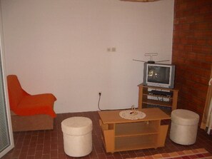 Apartment (One Bedroom Apartment with Terrace an) | Wohnzimmer | Fernseher