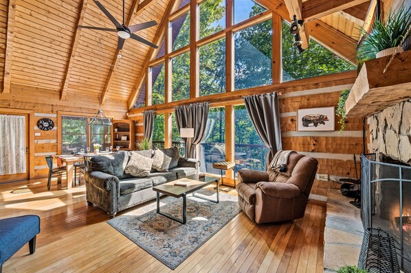 TV, fireplace, video games, table football - HUGE 3BD Cabin NEAR TOWN! Game Room + HOT TUB (Sevierville)