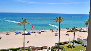 En la playa y camastros 