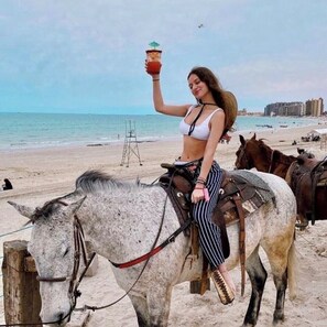 En la playa y camastros 