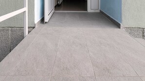 Pasillo que conduce a una habitación de albergue con un letrero sobre la puerta.