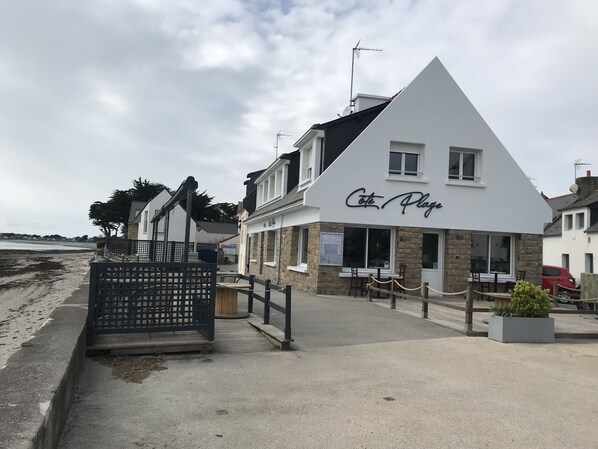 Un edificio costero con un letrero que dice 'Cote Plage'.
