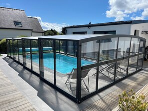 Utomhuspool och uppvärmd pool