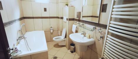 Baignoire, serviettes fournies, savon, papier toilette