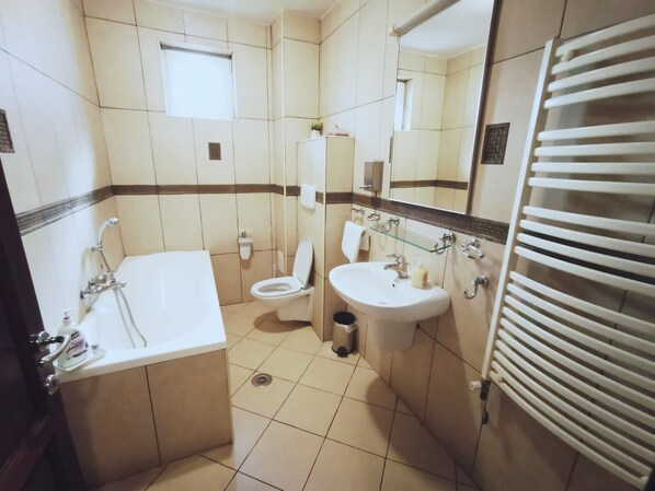 Baignoire, serviettes fournies, savon, papier toilette