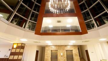 82–senttinen LCD-televisio, jossa satelliittikanavat