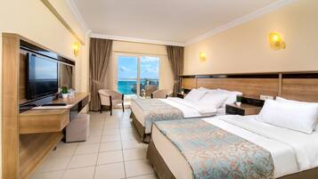 Ylelliset vuodevaatteet, minibaari, tallelokero huoneessa, työpöytä