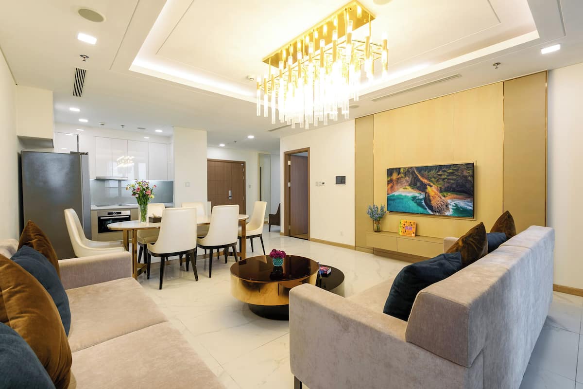 Uma sala de estar moderna com sofá, mesa de centro e área de jantar.