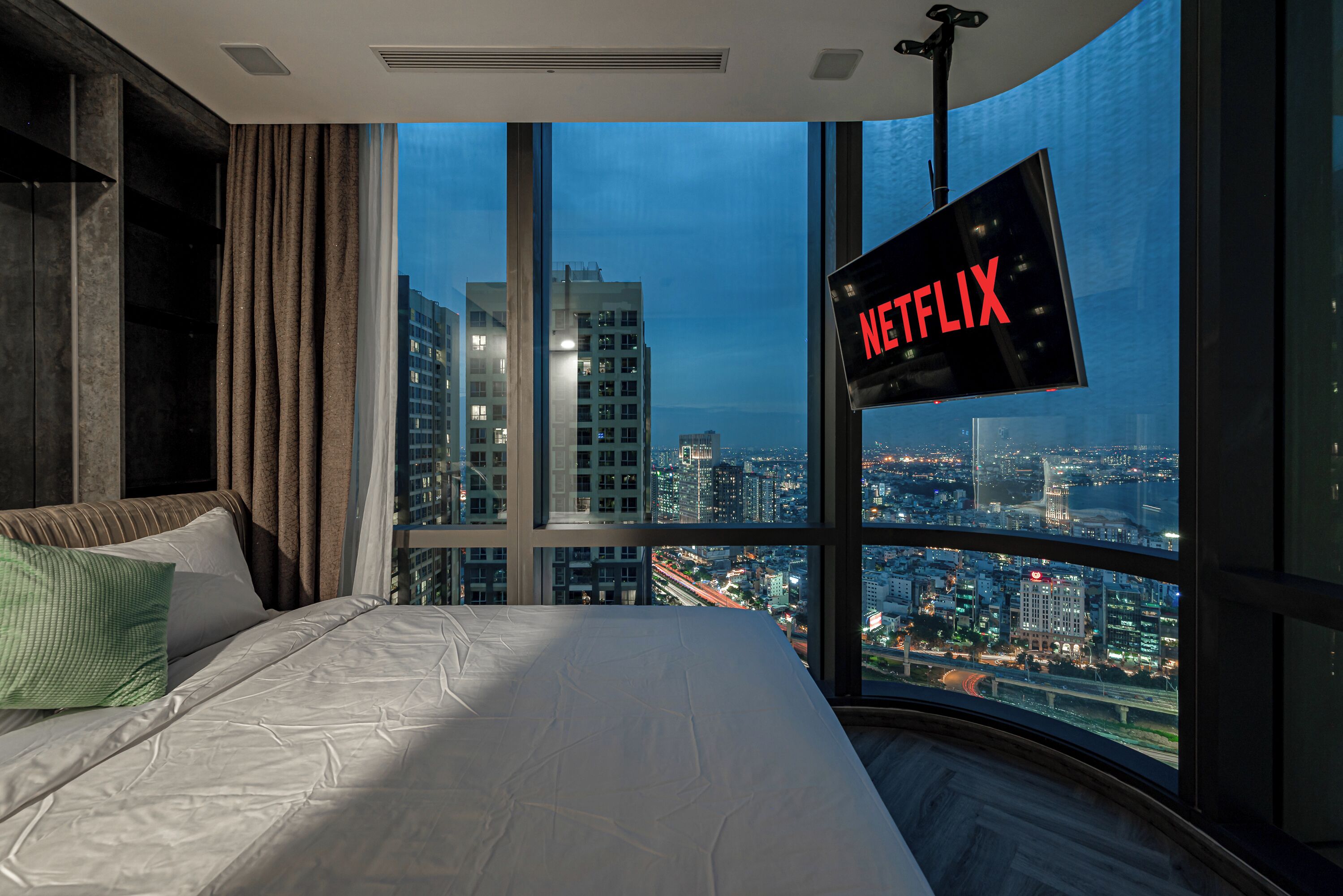 Espacio para trabajar con laptop y tabla de planchar con plancha 