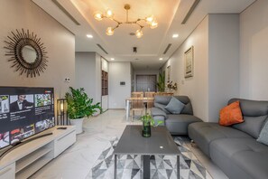 3 Bedrooms Apartment | Laptop workspace, iron/ironing board, free WiFi, bed sheets