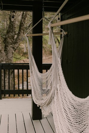 Terrace/patio - The Base Cabin A Frame - Your Gateway to Yosemite, Relaxation and Chill Vibes (Groveland)