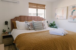 3 室のベッドルーム、デスク、WiFi (無料)、ベッドシーツ
