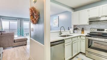 Fridge, microwave, stovetop, dishwasher