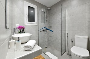 Baignoire, sèche-cheveux, serviettes fournies, papier toilette