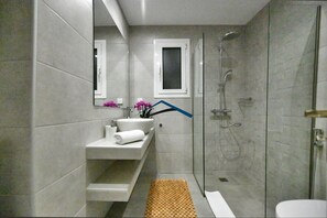 Bathtub, hair dryer, towels, toilet paper