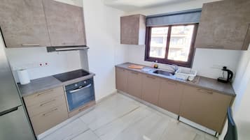 Standard Apartment | Private kitchen | Fridge, microwave, oven, stovetop