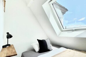 2 slaapkamers, een strijkplank/strijkijzer, reisbedje, gratis wifi