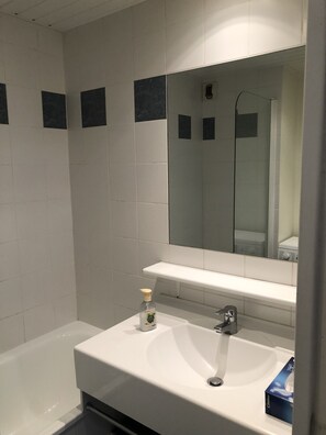 Combined shower/bathtub, hair dryer, soap