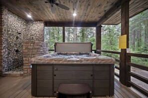 Bañera de hidromasaje cubierta