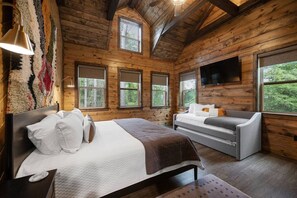 Escritorio, tabla de planchar con plancha, wifi y ropa de cama