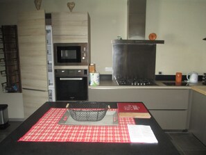 Kylskåp, mikrovågsugn, ugn och spishäll