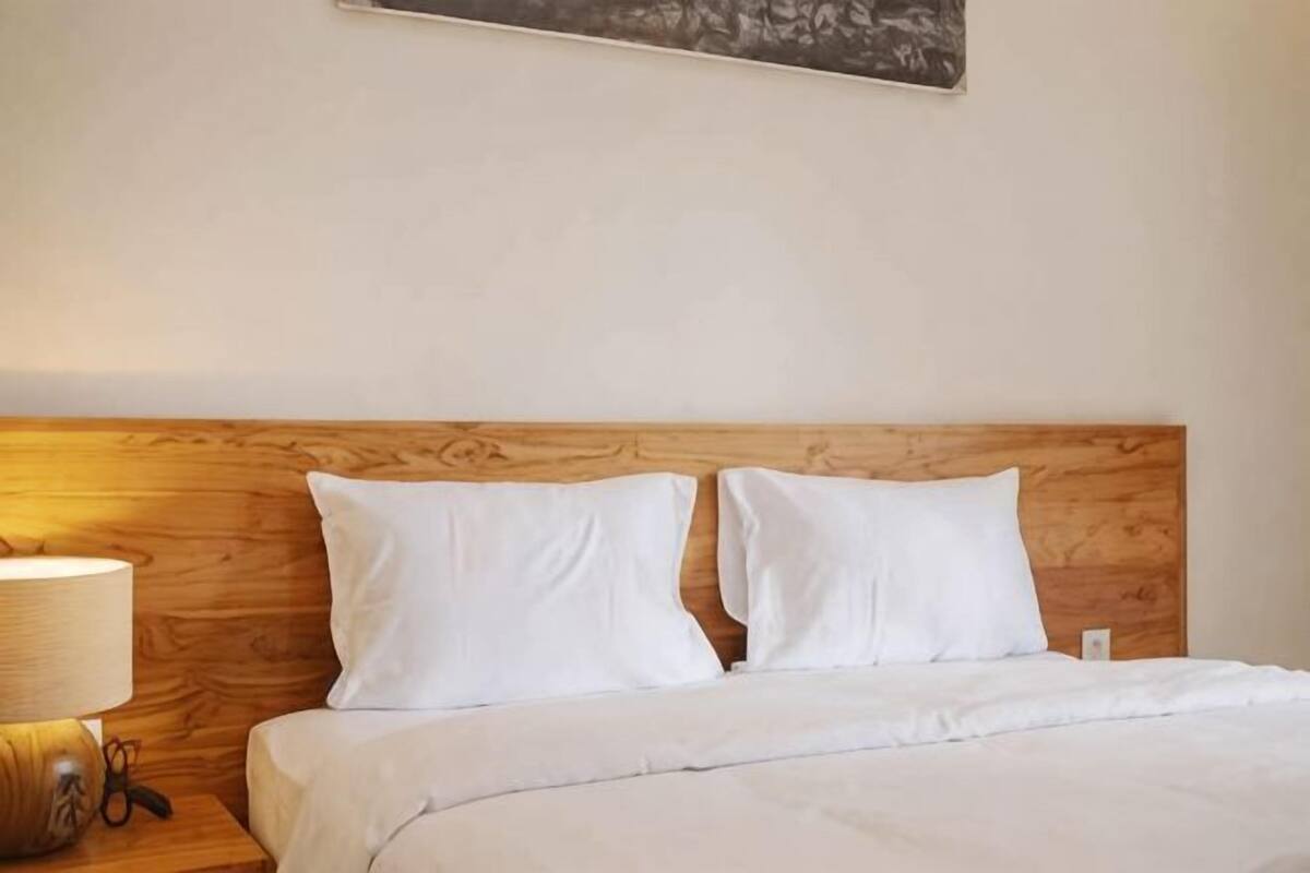 Desk, free WiFi, bed sheets
