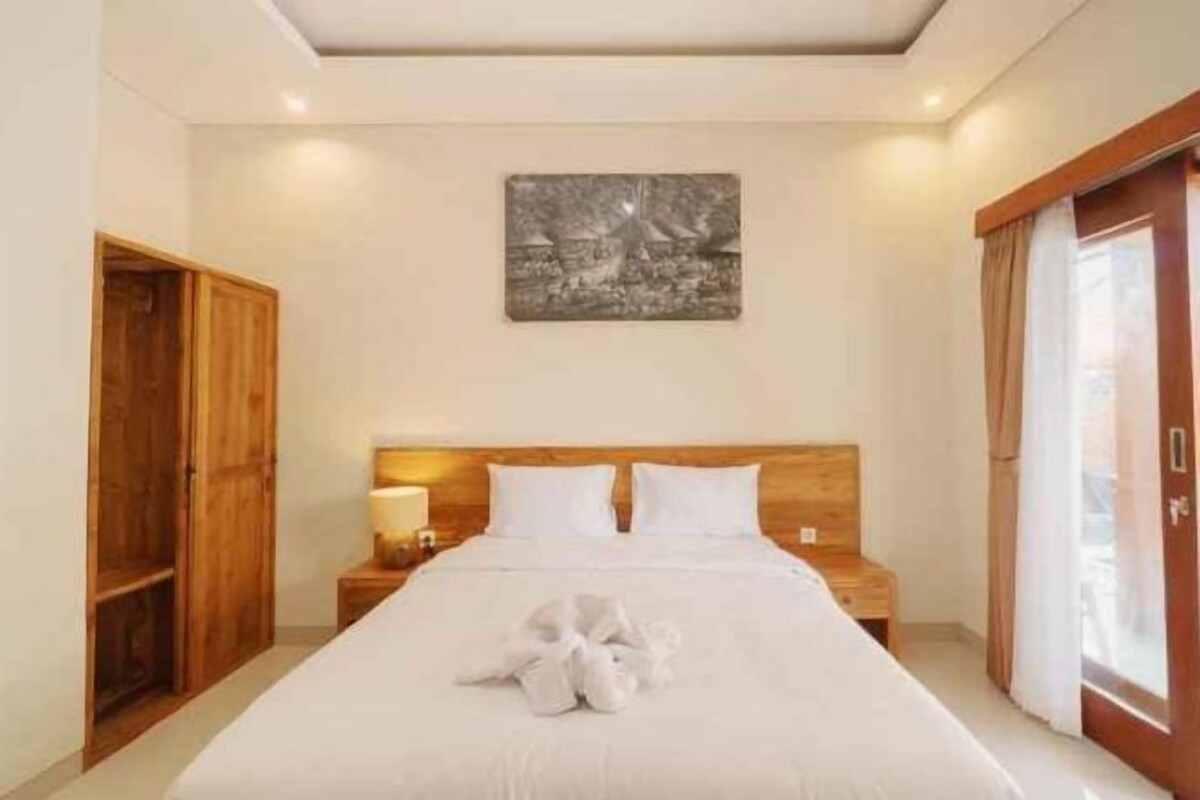 Desk, free WiFi, bed sheets