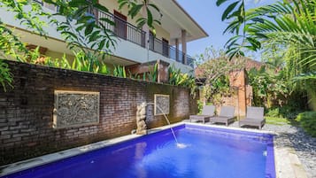Piscina externa, espreguiçadeiras