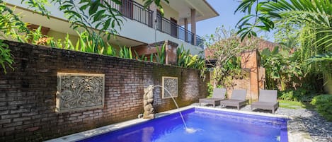 Outdoor pool, sun loungers