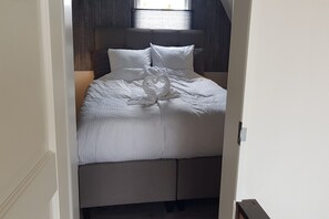 2 bedrooms, iron/ironing board, travel cot, free WiFi