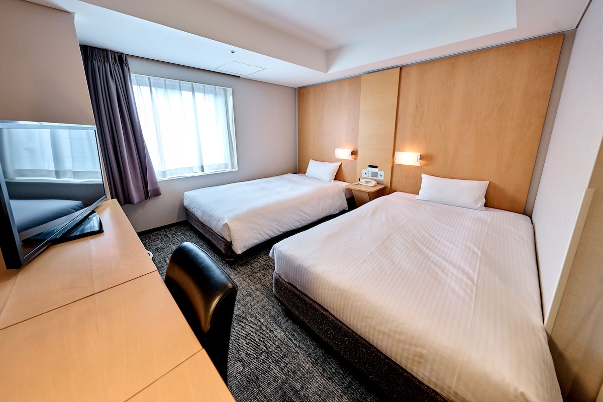 Escritorio, wifi gratis y ropa de cama 