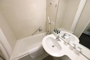 Duschwanne, kostenlose Toilettenartikel, Haartrockner, Hausschuhe
