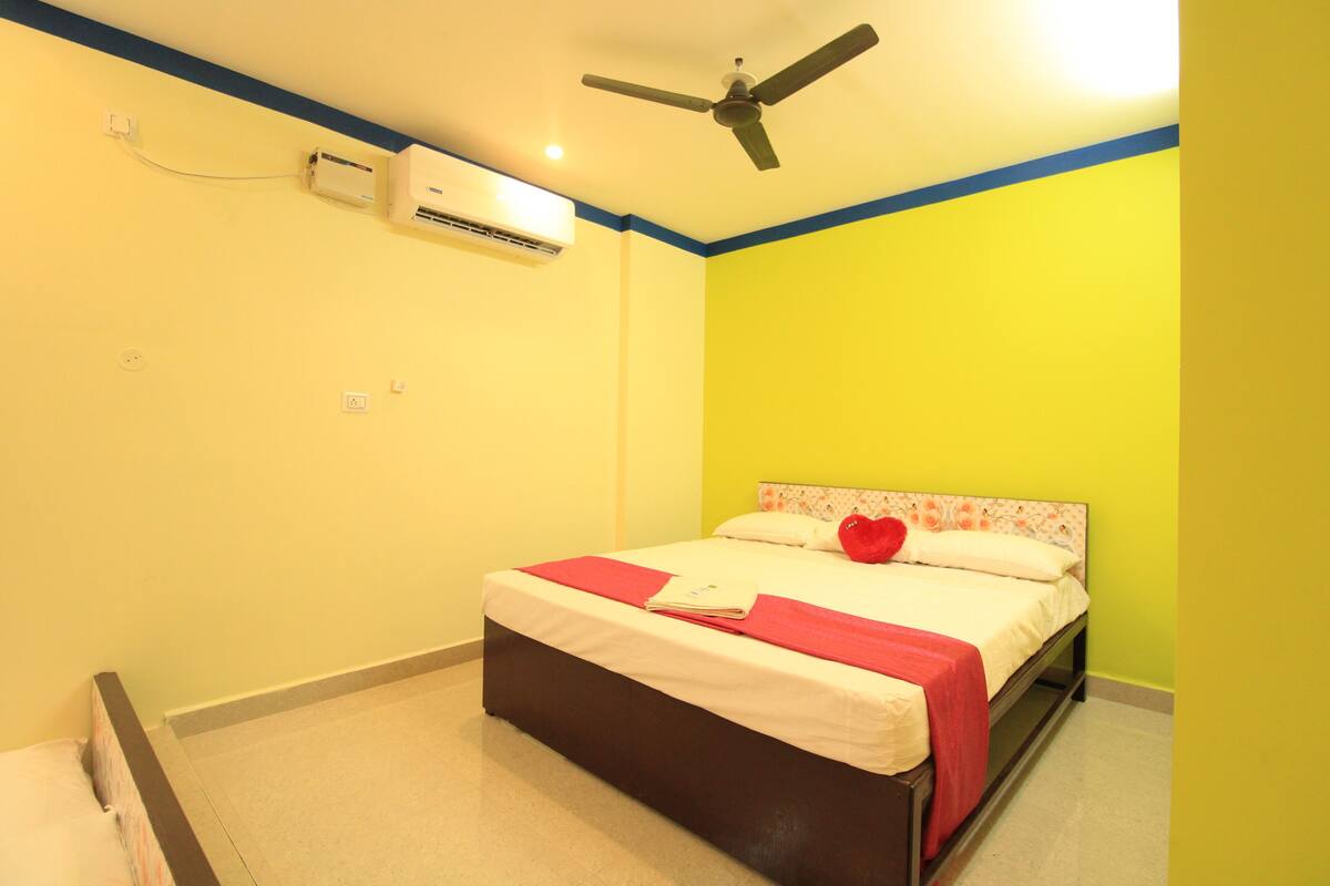 Egyptian cotton sheets, premium bedding, free WiFi, bed sheets