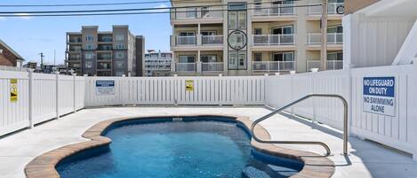 Een verwarmd zwembad