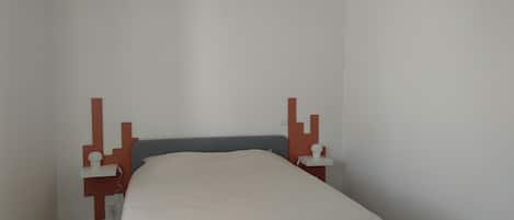 1 chambre, bureau, fer et planche à repasser, Wi-Fi gratuit