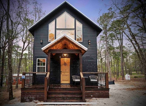 Cozy Modern Farmhouse Hot Tub, Firepit, Game Table