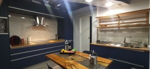 Een koelkast, een microgolfoven, een kookplaat