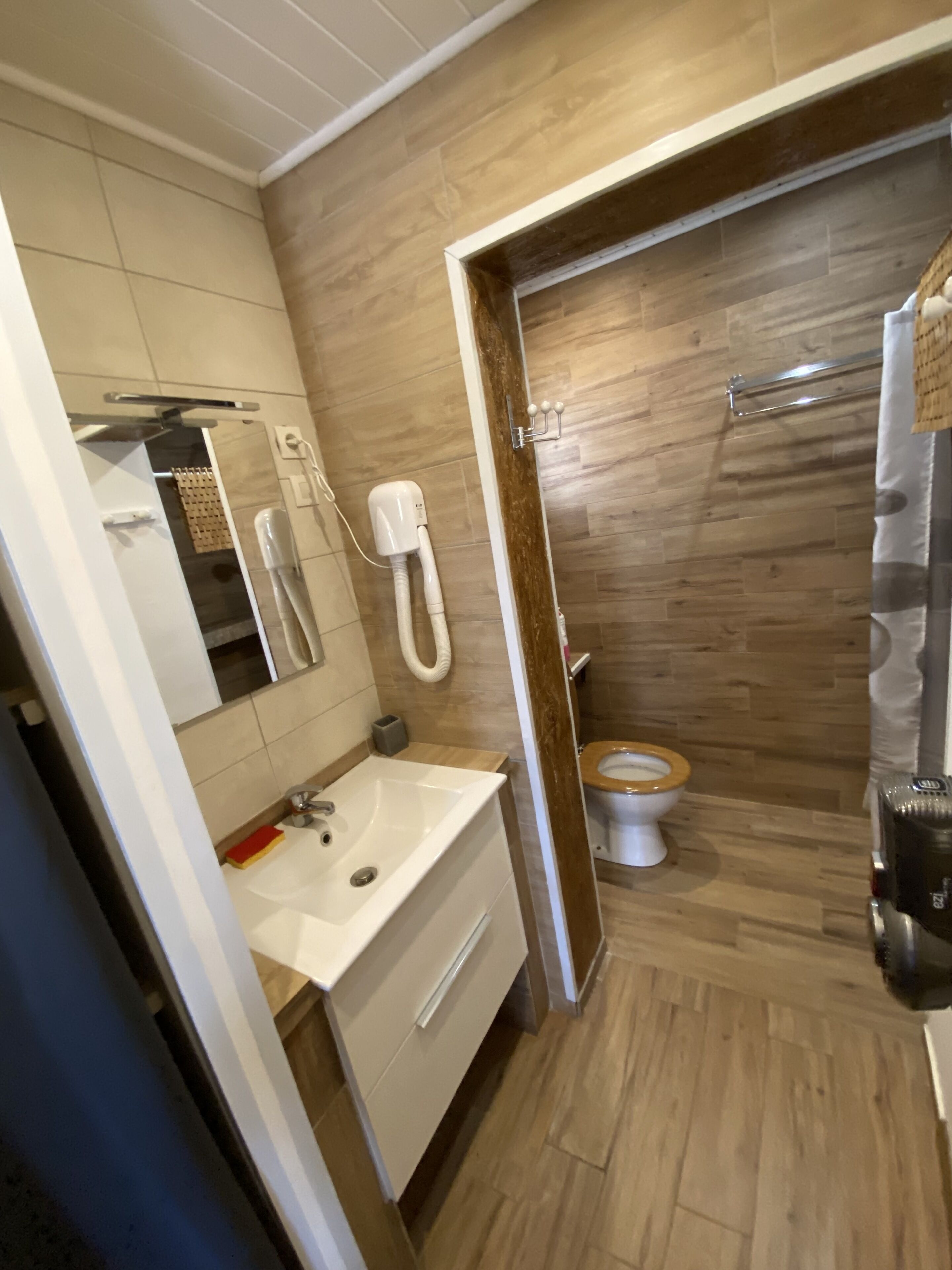 Douche, sèche-cheveux, serviettes fournies, savon