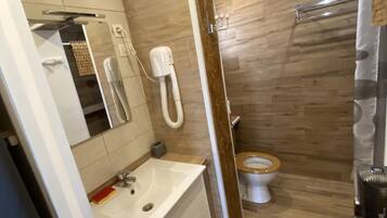 Douche, sèche-cheveux, serviettes fournies, savon