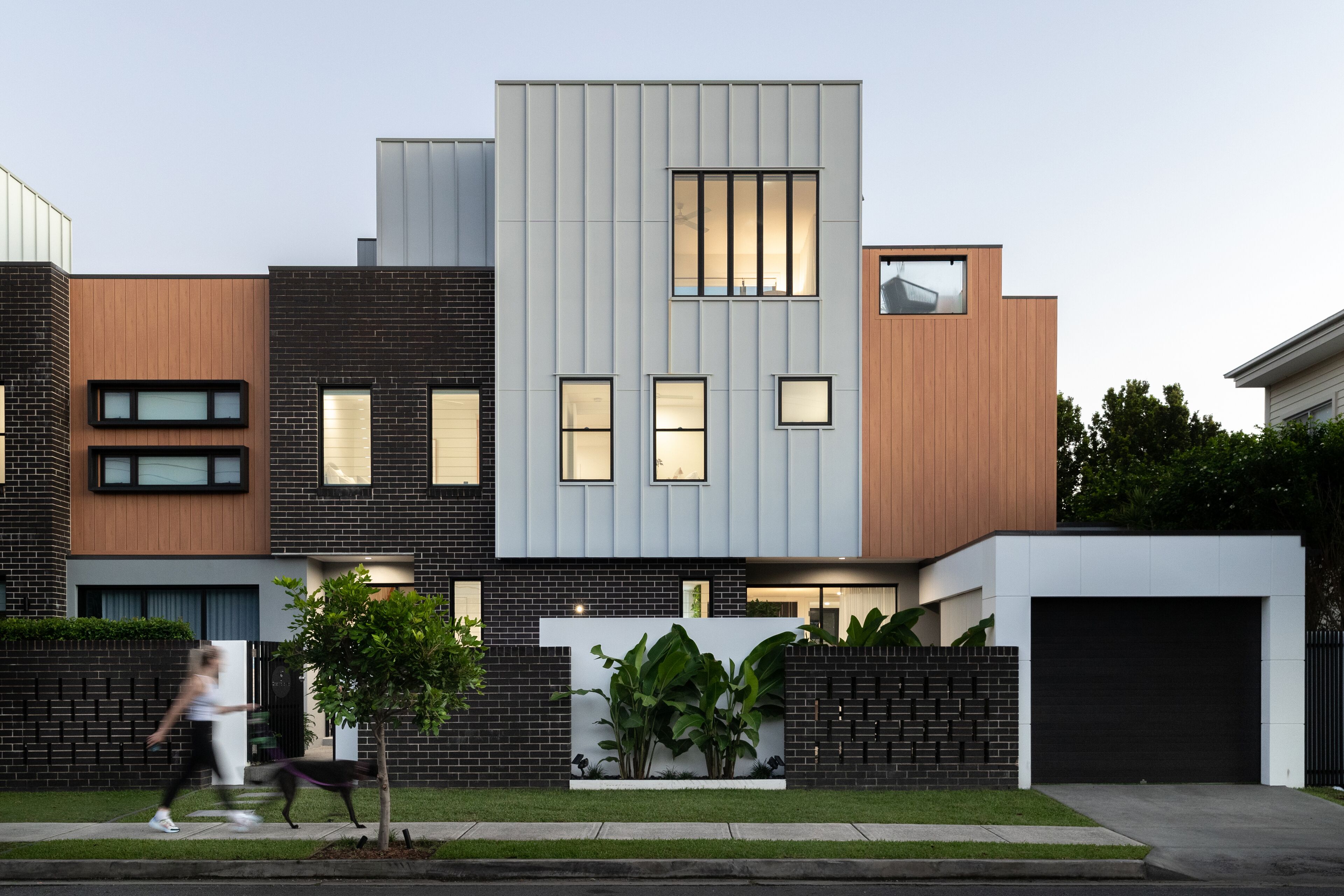 Gorgeous Beachside Villa + Pool in the heart of Nobby's Beach